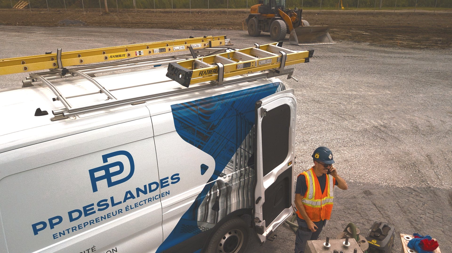 Électricien PP Deslandes et véhicule de service sur un chantier